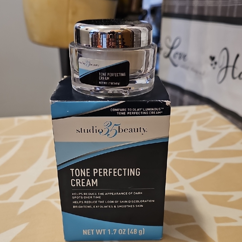 Tone Perfecting Cream - Black and Silver